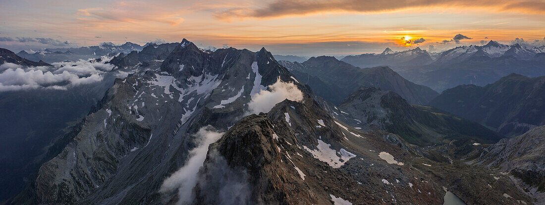 Panoramablick auf Rothorn und Monte Cervandone bei Sonnenuntergang im Sommer, Alpe Devero, Val D'Ossola, Verbano Cusio Ossola, Piemont, Italien, Westeuropa