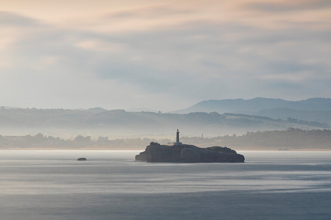 Leuchtturm von Mouro bei Sonnenaufgang, Cabo Mayor, Santander, Kantabrien, Spanien, Westeuropa