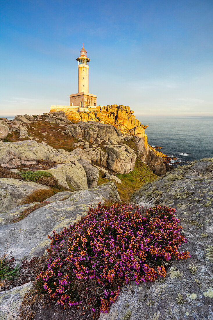 Leuchtturm Punta Nariga bei Sonnenaufgang, Costa da Morte, Galicien, Spanien, Iberische Halbinsel, Westeuropa