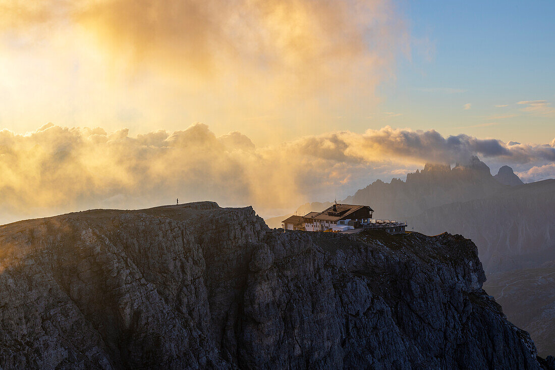 Eine Person beobachtet die Lagazuoi-Hütte bei Sonnenaufgang im Sommer, Dolomiti di Badia und Zoldo, Belluno, Venetien, Italien, Südeuropa