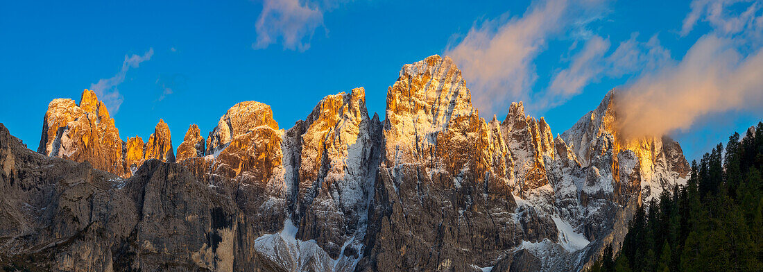 Panoramablick auf die Val Venegia Berge von Cimon della Pala bis Mulaz bei Sonnenuntergang im Sommer, Paneveggio und Pale di San Martino Park, Venegia Tal, Primiero, San Martino di Castrozza, Trento, Trentino Alto Adige, Italien, Südeuropa