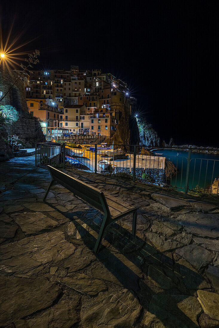 Manarola bei Nacht beleuchtet, La Spezia, Ligurien, Italien, Südeuropa
