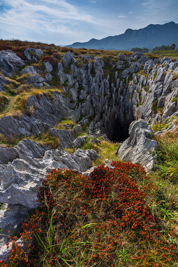 Bufones de Cuerres im Naherholungsgebiet Guadamia und Los Bufones de Pria bei Sonnenaufgang, Ribadesella, Asturien, Spanien, Westeuropa