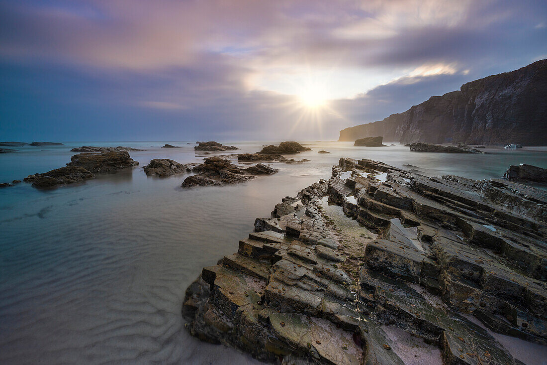 Playa de Las Catedrales bei Sonnenaufgang, Ribadeo, Galicien, Spanien, Iberische Halbinsel, Westeuropa