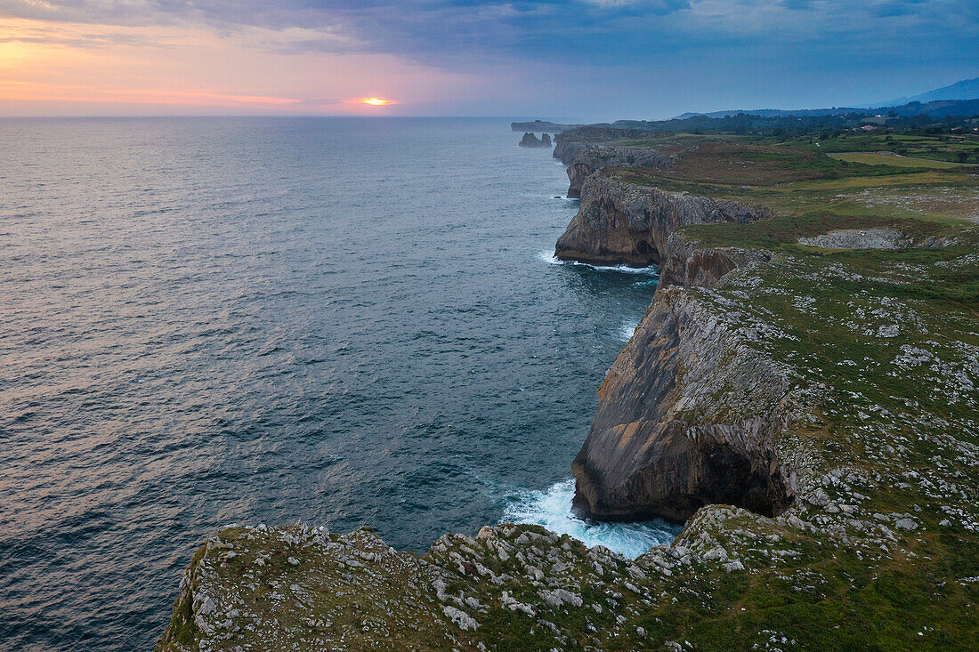 Luftaufnahme der Klippen in der Area recreativa de Guadamia und Los Bufones de Pria bei Sonnenaufgang, Ribadesella, Asturien, Spanien, Westeuropa