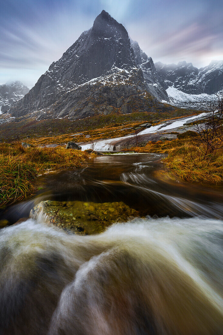 Dämmerung und Wasserfälle in einem Fjord bei Flakstad, Flakstadoya, Nordland, Lofoten, Norwegen, Nordeuropa
