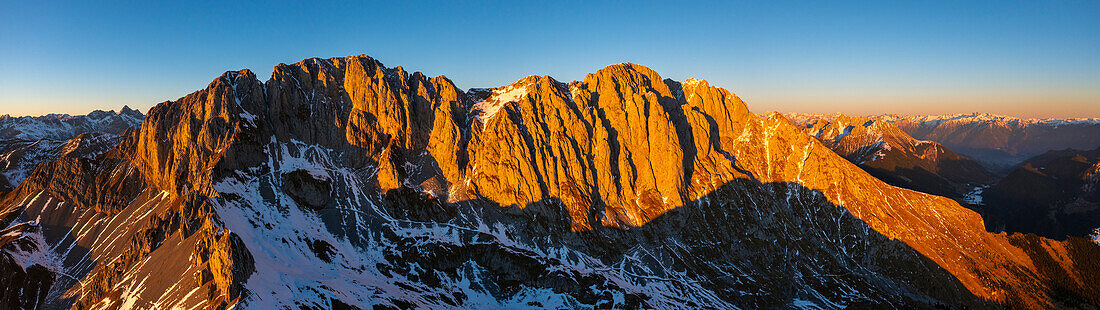 Luftaufnahme der Presolana- und Adamello-Gruppe bei Sonnenuntergang im Winter, Castione della Pesolana, Prealpi Orobie, Bergamo, Lombardei, Italien, Südeuropa