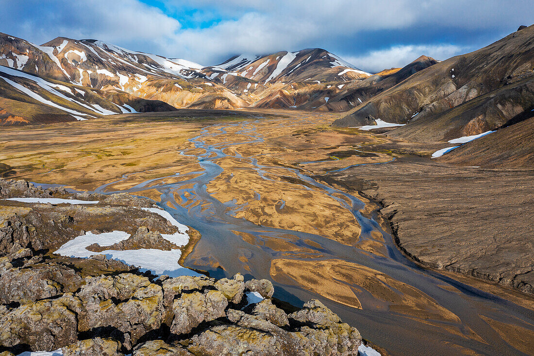 Luftaufnahme des Landmannalaugar-Tals und der Berge im Sommer, Landmannalaugar, Hochland, Island, Nordeuropa