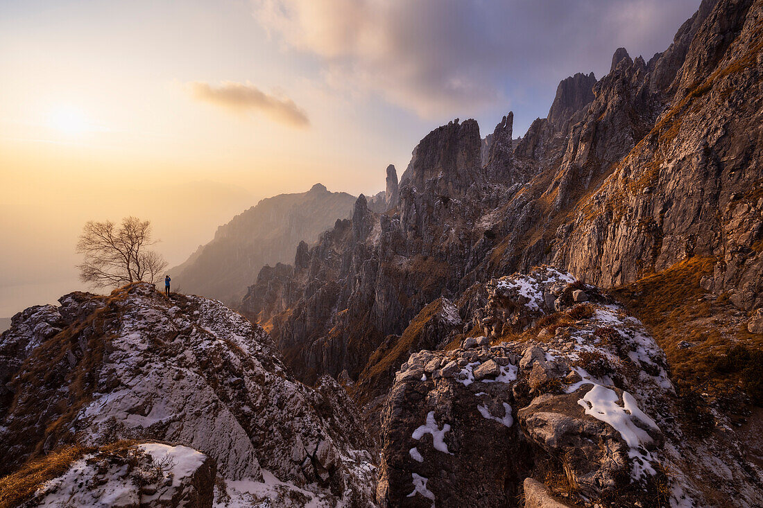 Ein Fotograf während des Sonnenuntergangs vom Sentiero delle Foppe, Grignetta, Lecco, Lombardei, Italien, Südeuropa