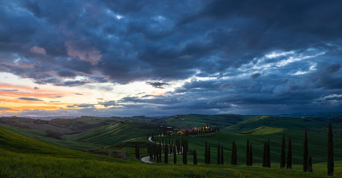 Podere Baccoleno bei Sonnenuntergang beleuchtet, Asciano, Siena, Toskana, Italien, Südeuropa