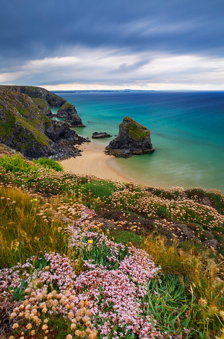 Bewölkter Tag bei Carnewas und Bedruthan Steps, Bedruthan Steps, Newquay, Cornwall, Vereinigtes Königreich, Nordeuropa