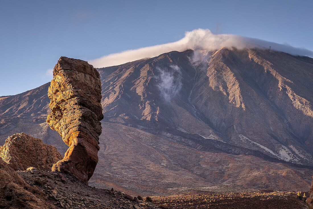 Teide und Roque Cinchado, in Los Roques de Garcia, vulkanische Felsformationen im Teide-Nationalpark, Teneriffa, Kanarische Inseln, Spanien