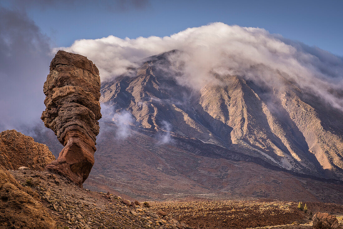 Teide und Roque Cinchado, in Los Roques de Garcia, vulkanische Felsformationen im Teide-Nationalpark, Teneriffa, Kanarische Inseln, Spanien