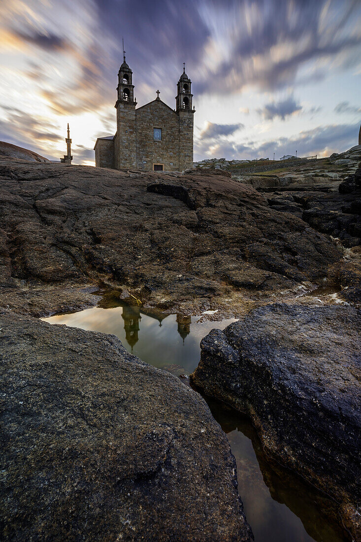 Sonnenaufgang im Heiligtum Virxe da Barca, Muxia, A Coruna, Galcia, Spanien, Iberische Halbinsel, Westeuropa