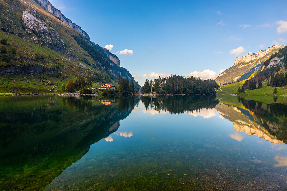 Berggasthaus Seealpsee spiegelt sich bei Sonnenuntergang im Sommer, Wasserauen, Kanton Appenzell Innerrhoden, Alpstein, Schwende, Schweiz, Westeuropa