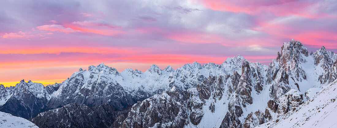Cadini di Misurina im Winter mit Neuschnee bei Sonnenaufgang, Sextner Dolomiten, Belluno, Venetien, Italien, Südeuropa