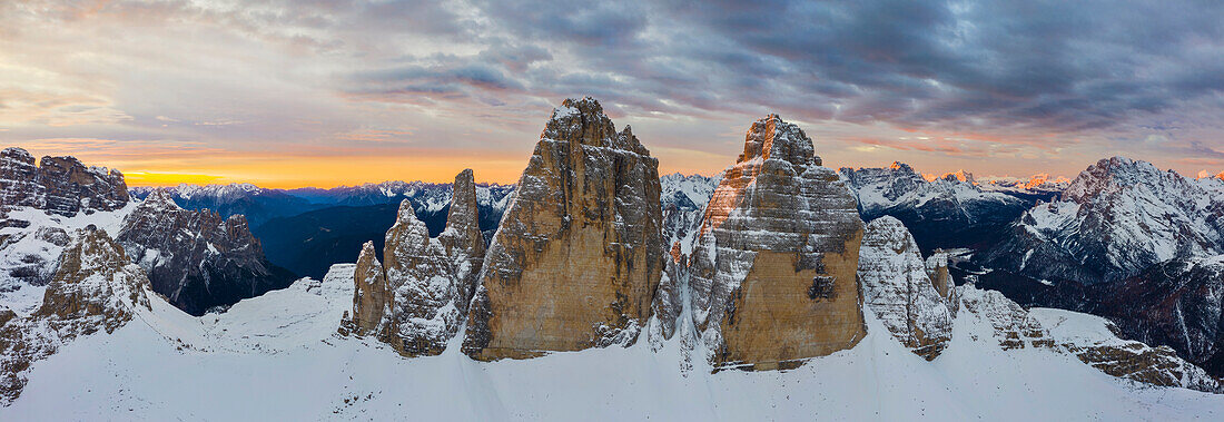 Luftaufnahme von Tre Cime di Lavaredo bei Sonnenaufgang im Winter, Toblach, Bozen, Trentino Südtirol, Italien, Westeuropa