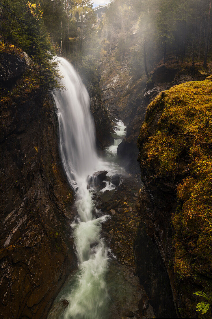 Riva waterfall during autumn, Campo Tures, Valle di Riva, Valle Aurina, Bozen, Trentino Alto Adige, Sudtirol, Italy, Southern Europe