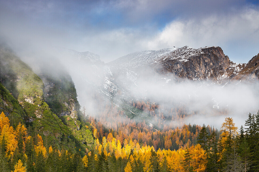 Berge um den Pragser Wildsee im Herbst bei Sonnenaufgang, Prags, Bozen, Trentino Südtirol, Italien, Westeuropa