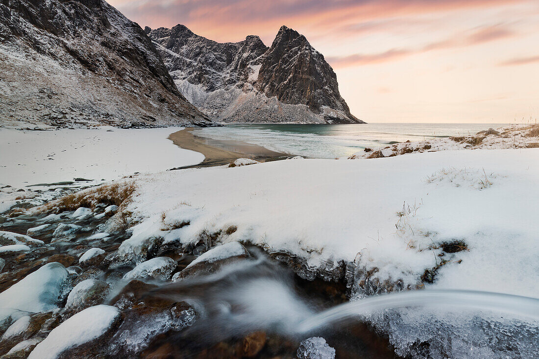 Blick auf Kvalvika Strand bei Sonnenaufgang, Fredvang, Flakstad, Moskenesøya, Nordland, Lofoten, Norwegen, Nordeuropa