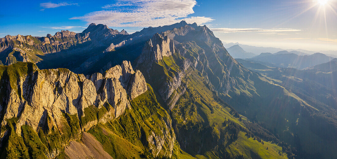 Panorama-Luftaufnahme des Schaflergrats bei Sonnenuntergang im Sommer, Wasserauen, Kanton Appenzell Innerrhoden, Alpstein, Schwende, Schweiz, Westeuropa