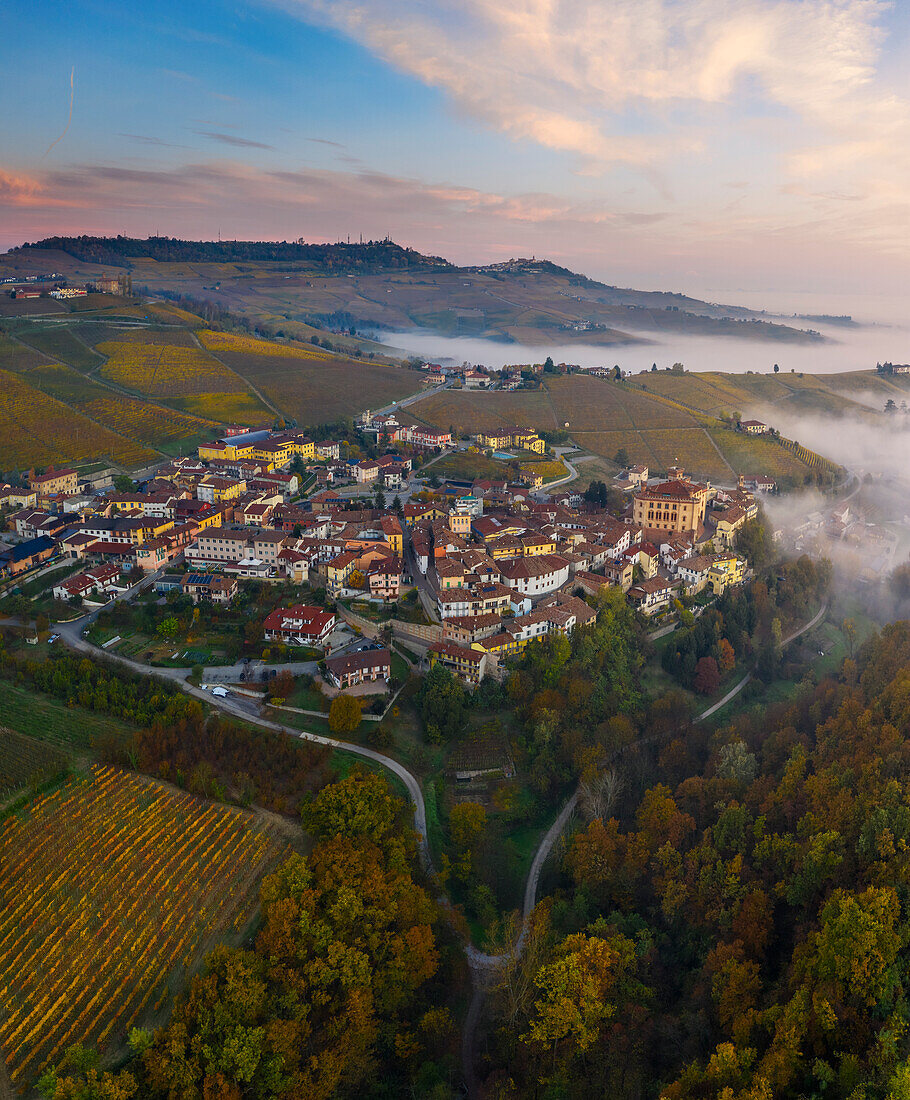 Luftaufnahme von Schloss Falletti, Barolo und La Morra in der Ferne bei Sonnenaufgang im Herbst, Cuneo, Langhe e Roero, Piemont, Italien, Südeuropa