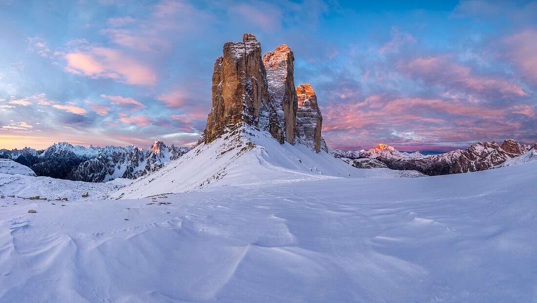 Tre Cime di Lavaredo bei Sonnenaufgang von Forcella Lavarodo, Misurina, Belluno, Toblach, Venetien, Trentino Südtirol, Italien, Westeuropa