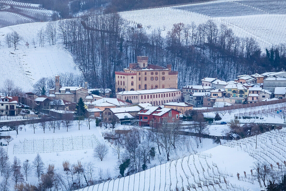 Blick auf das Dorf Barolo und sein Schloss Castello Falletti. Barolo, Weinregion Barolo, Langhe, Piemont, Italien, Europa.