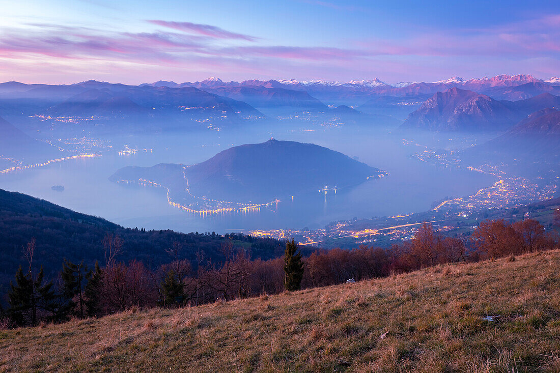 Sonnenuntergang auf dem Iseosee vom Aussichtspunkt Colmi von Sulzano. Sulzano, Bezirk Brescia, Lombardei, Italien.