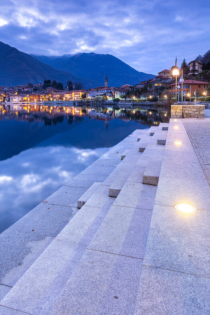 Blick auf die Kleinstadt Mergozzo und den Mergozzosee während der blauen Stunde. Verbano Cusio Ossola, Piemont, Italien.