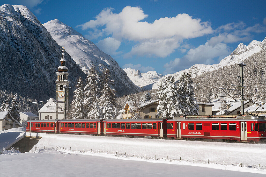 Bernina Express hält im Dorf Bever, Graubünden, Engadin, Schweiz