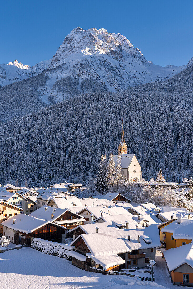 Das Dorf Scuol nach einem Schneefall. Scuol, Engadin, Graubünden, Schweiz, Europa.