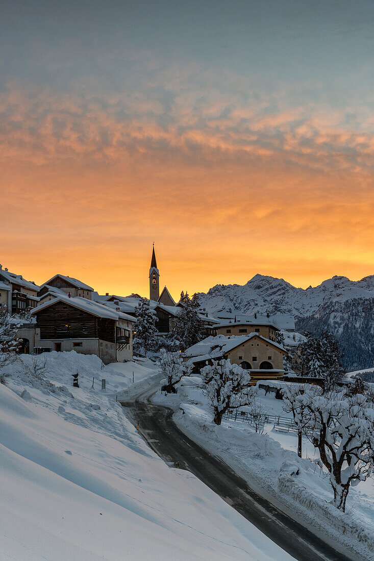 Sonnenuntergang im Dorf Guarda, Scuol, Kanton Graubünden, Engadin, Schweiz