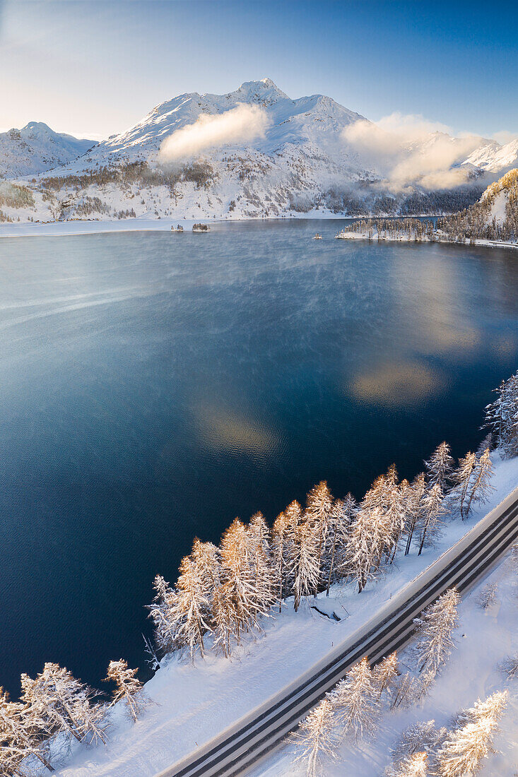 Luftaufnahme von Plaun da Lej bei winterlichem Sonnenaufgang, Plaun da Lej, Region Maloja, Graubünden, Engadin, Schweiz
