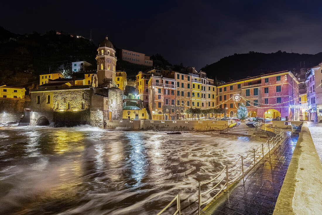 Blick auf den Hafen und die Kirche Santa Margherita di Antiochia im Dorf Vernazza vor Sonnenaufgang. Nationalpark Cinque Terre, Provinz La Spezia, Ligurien, Italien.