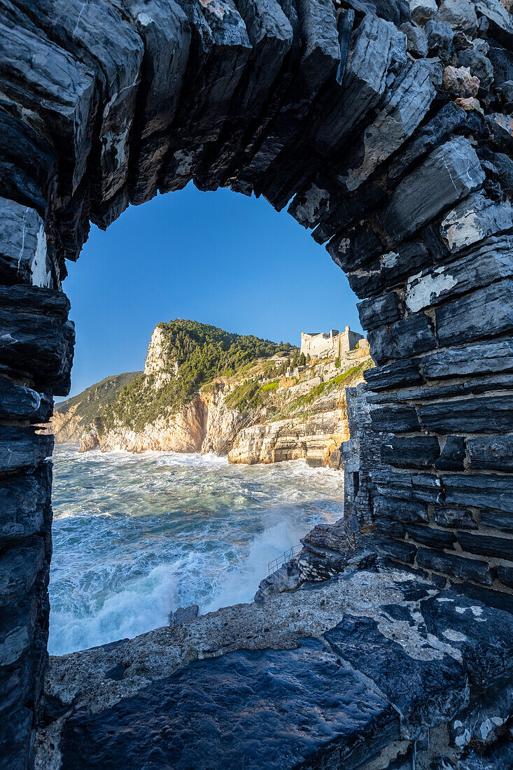 Blick auf das Meer und den Monte Muzzerone von einem Felsenfenster in der Nähe der Kirche San Pietro, Porto Venere, Bezirk La Spezia, Ligurien, Italien.
