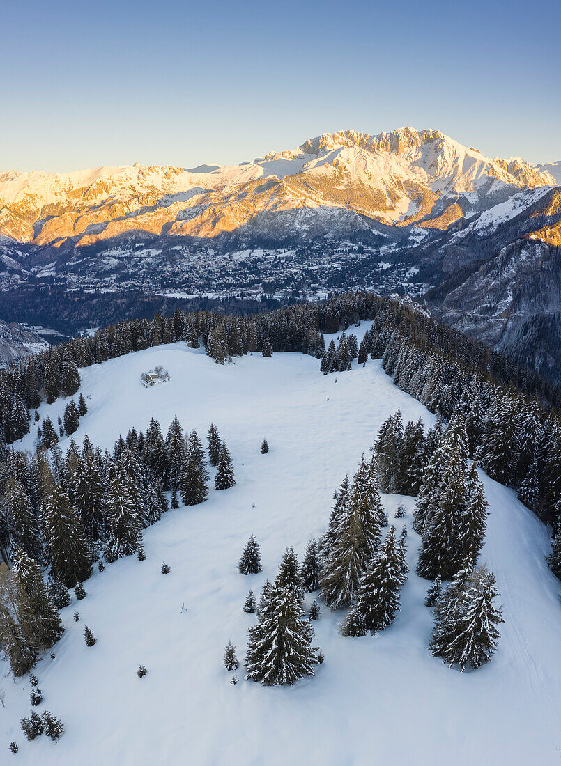 Luftaufnahme des Presolana-Massivs während eines Wintersonnenaufgangs vom Monte Pora, Val Seriana, Bezirk Bergamo, Lombardei, Italien.