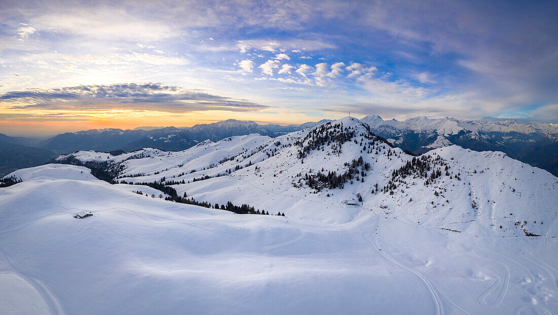 Sonnenuntergang über dem verschneiten Monte Farno und dem Pizzo Formico im Winter. Monte Farno, Gandino, Valgandino, Val Seriana, Provinz Bergamo, Lombardei, Italien.