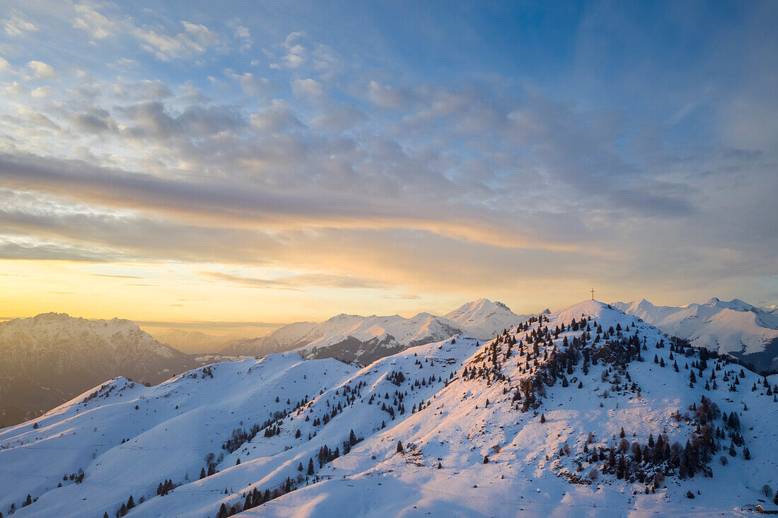Sonnenuntergang über dem verschneiten Monte Farno und dem Pizzo Formico im Winter. Monte Farno, Gandino, Valgandino, Val Seriana, Provinz Bergamo, Lombardei, Italien.
