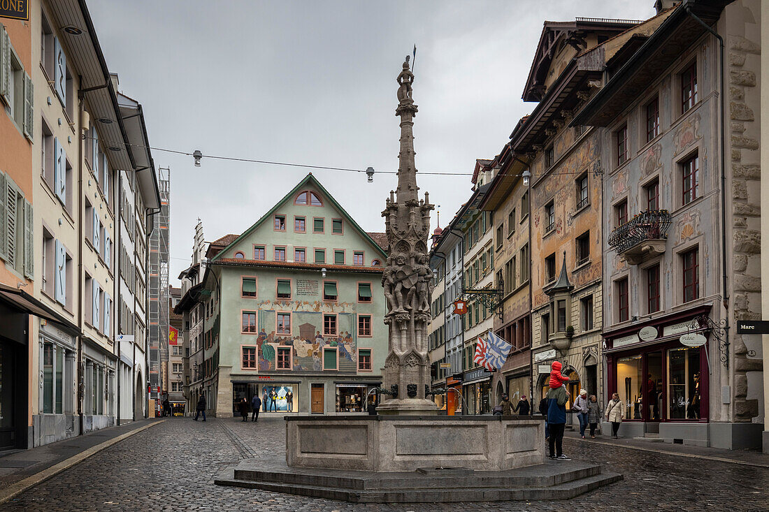 Blick auf den schönen Brunnen am Wein-markt platz in der mittelalterlichen Altstadt von Luzern. Luzern, Kanton Luzern, Schweiz.