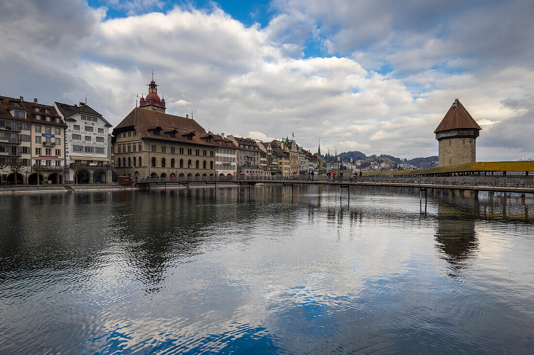 Blick auf die Kapellbrücke und den Wasserturm bei Sonnenuntergang im Spiegel der Reuss. Luzern, Kanton Luzern, Schweiz.