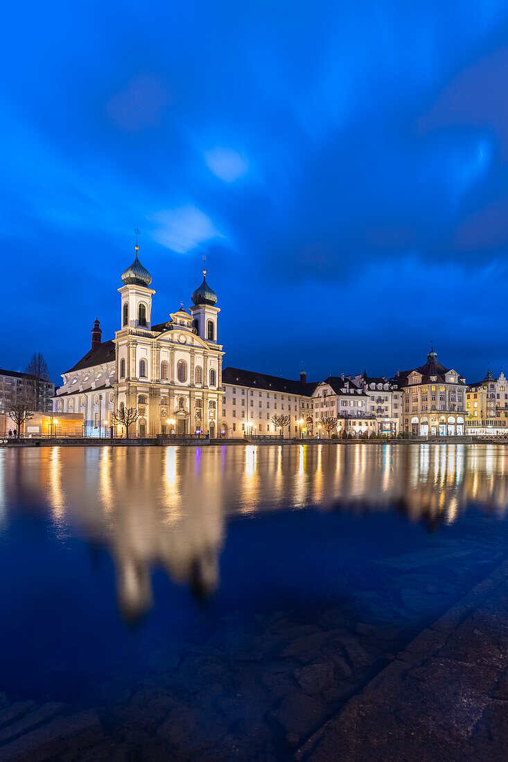 Blick auf die Jesuitenkirche und die Altstadt von Luzern zur blauen Stunde im Spiegel der Reuss. Luzern, Kanton Luzern, Schweiz.