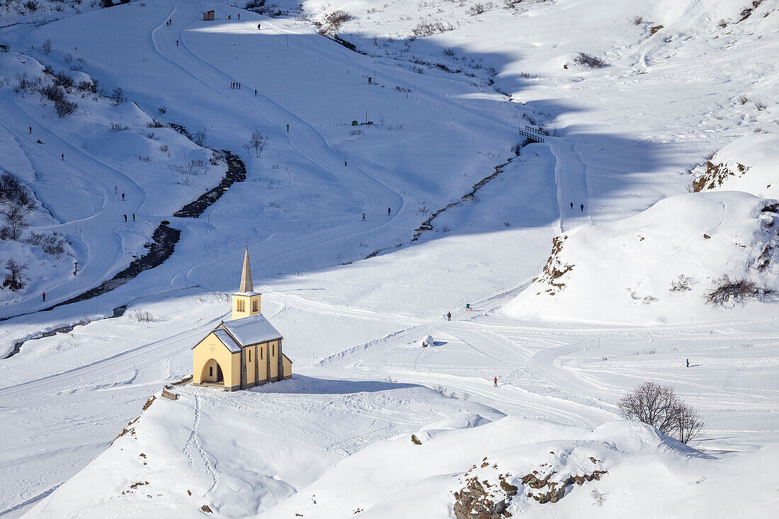 View of the church and town of Riale in winter from the road to the Maria Luisa refuge and the high Formazza Valley. Riale, Formazza, Valle Formazza, Verbano Cusio Ossola, Piedmont, Italy.