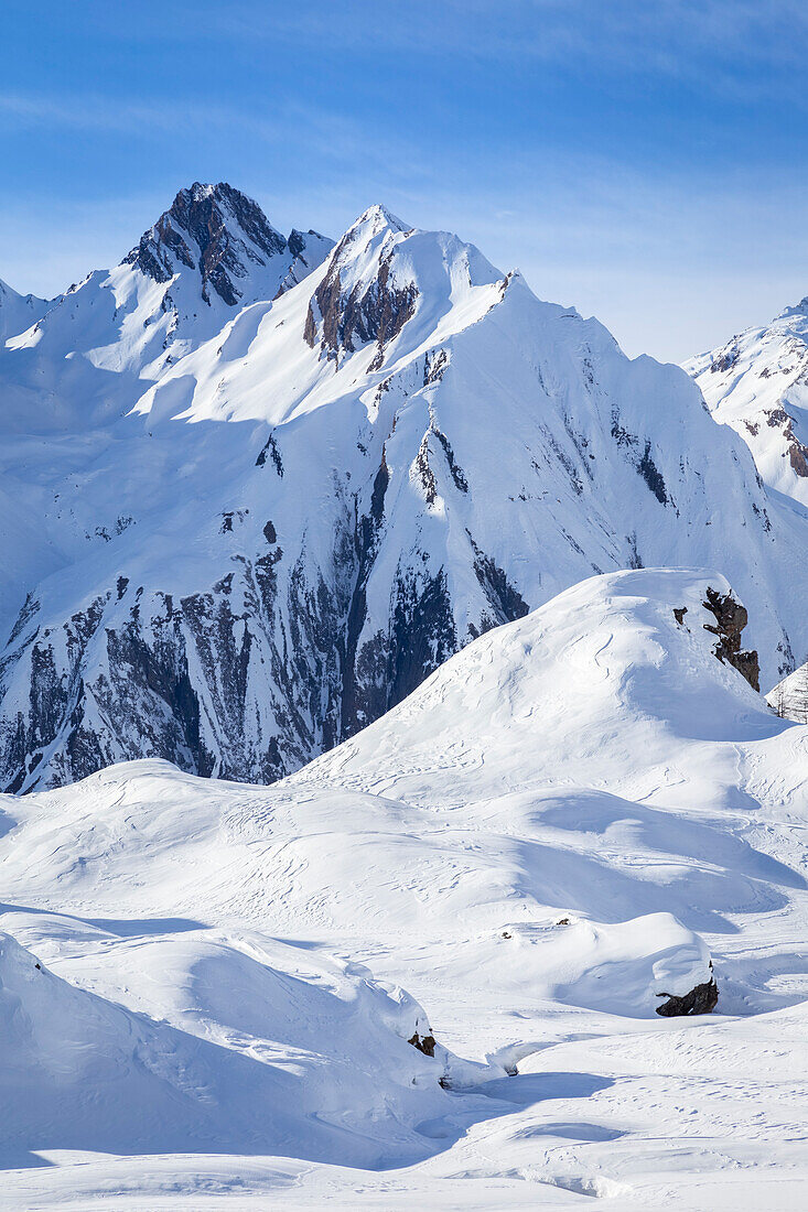 Blick auf den Corno di Ban und den Monte Immel aus dem Formazza-Hochtal im Winter. Riale, Formazza, Valle Formazza, Verbano Cusio Ossola, Piemont, Italien.