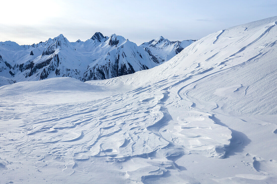 Blick auf Formen von vereistem Schnee aus dem Formazza-Hochtal im Winter. Riale, Formazza, Valle Formazza, Verbano Cusio Ossola, Piemont, Italien.