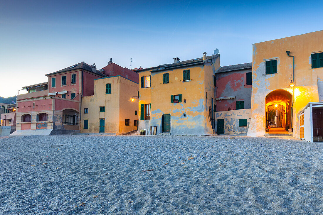 Blaue Stunde über den bunten Häusern und dem Strand von Varigotti, Finale Ligure, Bezirk Savona, Ponente Riviera, Ligurien, Italien.
