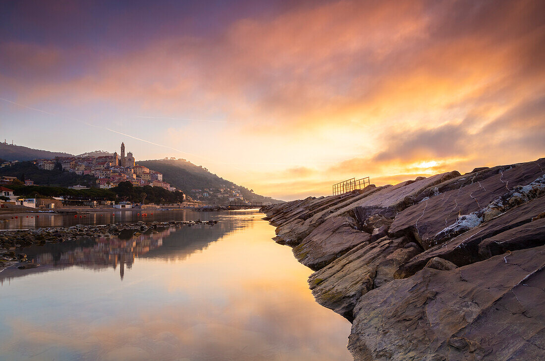 Blick auf die bunte Stadt und den Strand von Cervo in der Morgendämmerung. Cervo, Provinz Imperia, Riviera di Ponente, Ligurien, Italien, Europa.