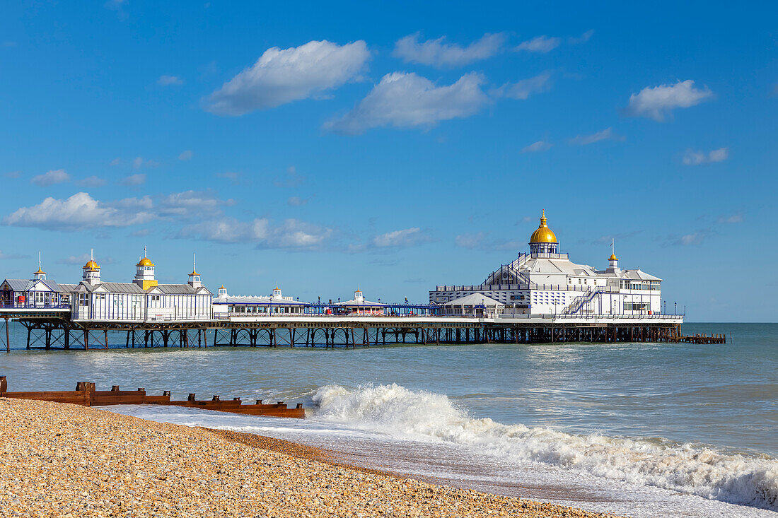 Tageslichtansicht des Piers von Eastbourne vom Ufer aus. Eastbourne, East Sussex, England, Vereinigtes Königreich.