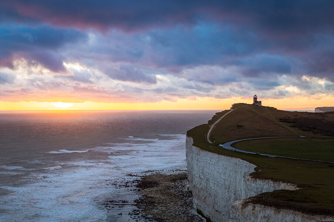 Blick auf den Leuchtturm von Belle Tout bei Sonnenuntergang. Beachy Head, Eastbourne, East Sussex, Südengland, Vereinigtes Königreich.