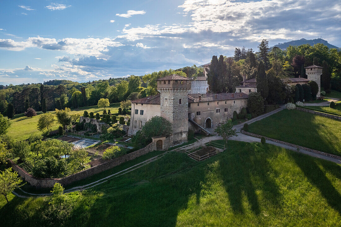 Blick auf das Schloss von Frascarolo (auch Castello Medici di Marignano genannt) bei Sonnenuntergang vor dem Berg Campo dei Fiori. Induno Olona, Bezirk Varese, Lombardei, Italien.